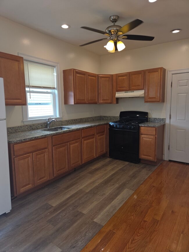 Building Photo - 92 Lucerne St Unit 2