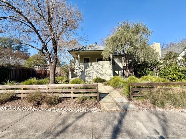 Building Photo - 3 Bedrooms, 2 Bathrooms Saint Helena Charm with Modern Conveniences