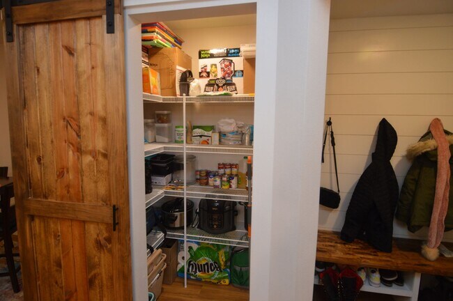 Photo - Gorgeous Townhome for Rent, Thames Ct., 4 ...