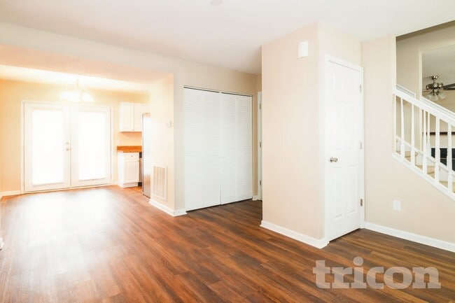 Photo - 438 Oakbrook Village Rd