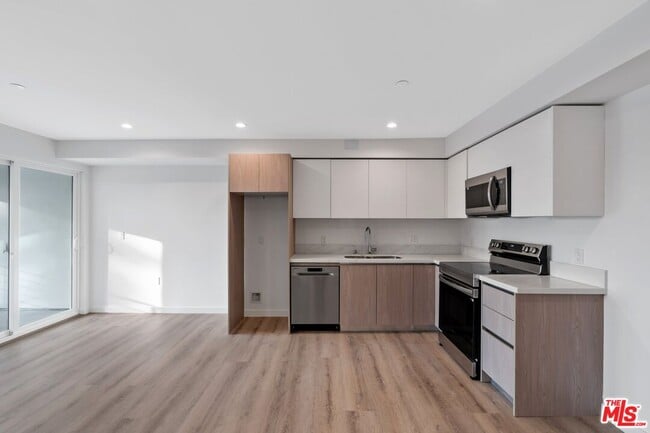 10918 Camarillo St Unit 502