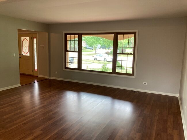 Photo - 5S681 Heather Ct