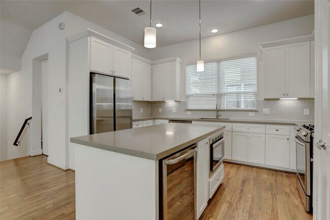 Photo - 954 W 18th St