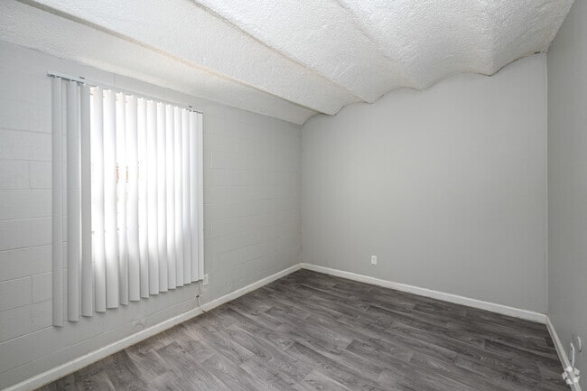 1BR, 1BA - 539SF - Bedroom Alternate View - Nova Peak