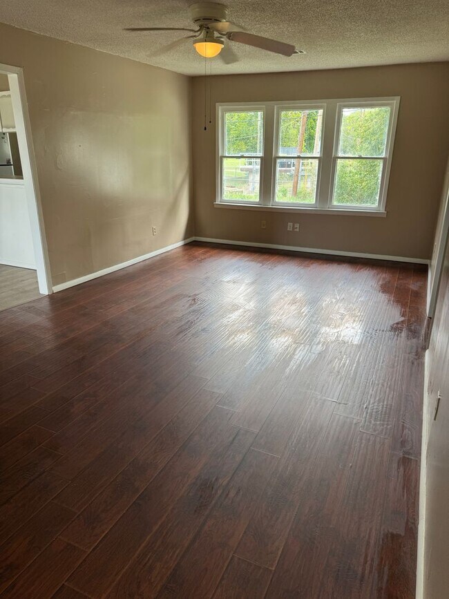 132 N Comanche Ave
