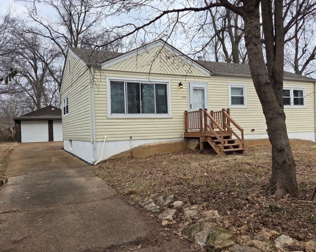 Photo - 945 Edgehill Dr