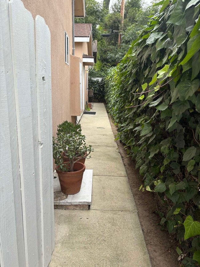 Building Photo - 5849 White Oak Ave