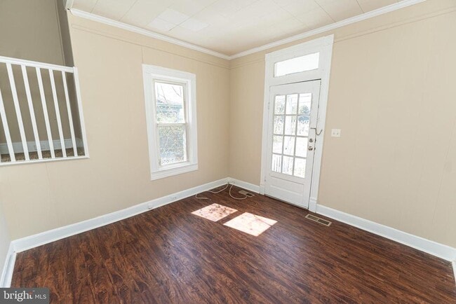 Photo - 915 N Division St