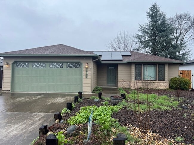 NEW TO MARKET, CLOSE TO SOUTH MEDFORD HIGH... - NEW TO MARKET, CLOSE TO SOUTH MEDFORD HIGH... House