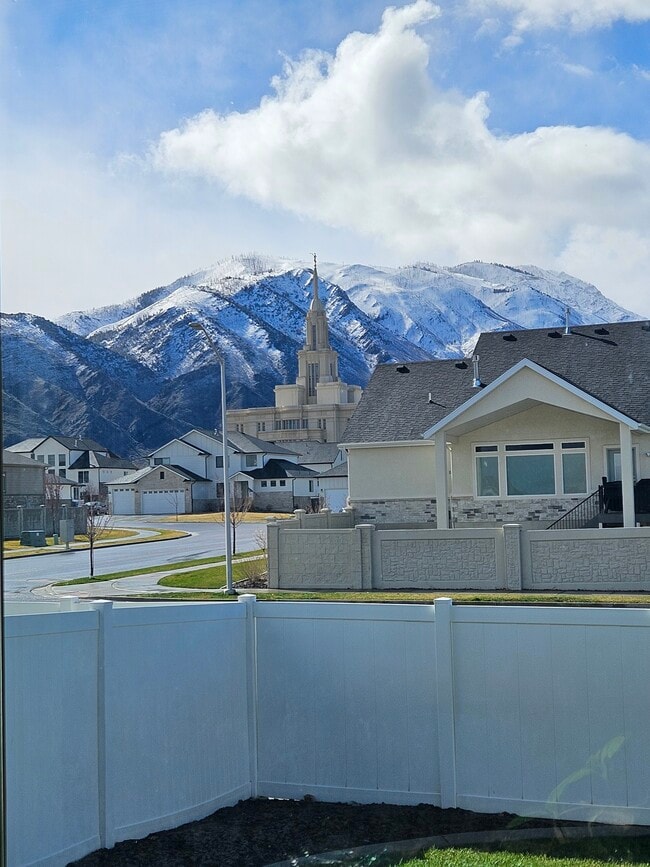 Building Photo - 1368 S 1050 W Unit 1 Bed 1 Bath Apartment