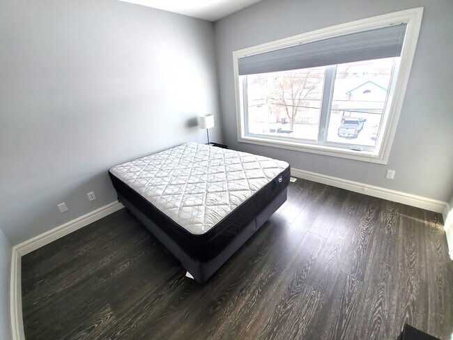 Photo - 930 11 St