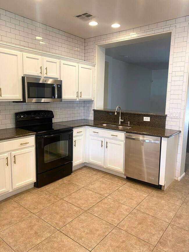Photo - **BEAUTIFUL 3BEDROOM/2BATHROOM HOME LOCATE...