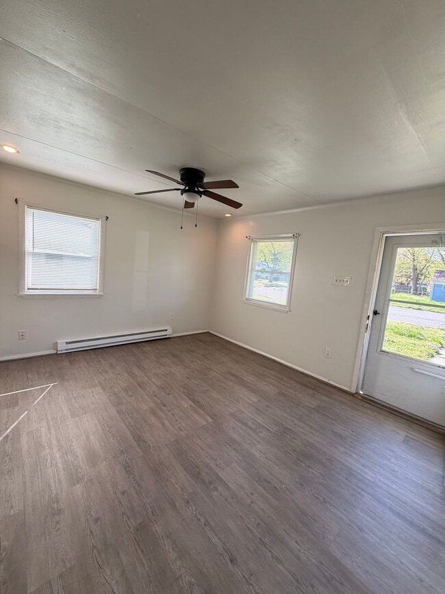 Photo - 1437 Oakcrest Dr