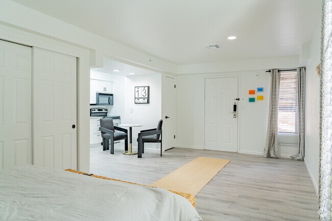 1BR, 1BA - 500SF - Family Room