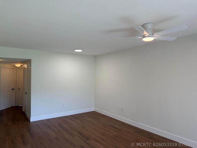 1095 Golden Lakes Blvd