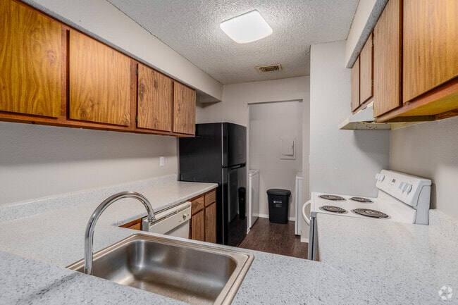C1 2BR, 2BA - 950SF - Kitchen - Brittany Square Apartments