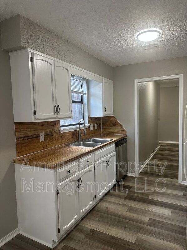 Photo - 1562 E 68th St