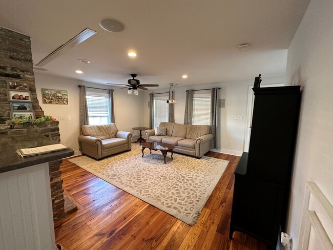 Photo - 402 Queen St