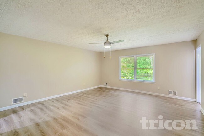 Photo - 590 Clubland Cir SE