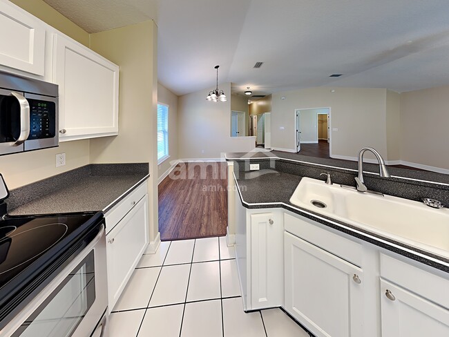 Photo - 805 Putters Green Way N