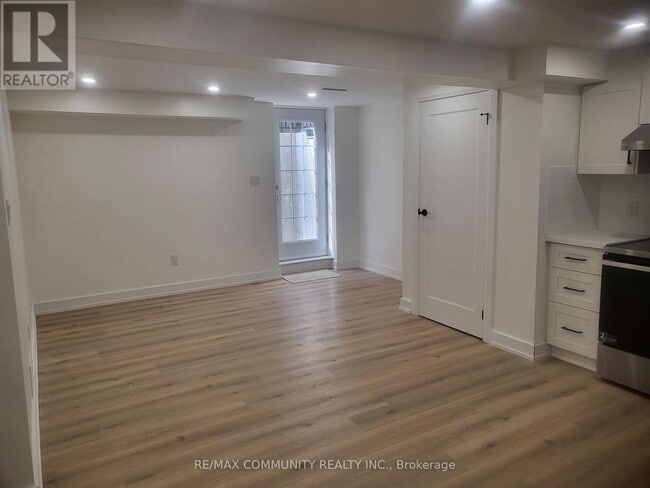 Photo - 609 Amberwood Crescent