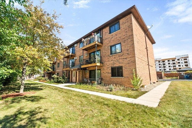 Photo - 922 W Irving Park Rd Unit 303