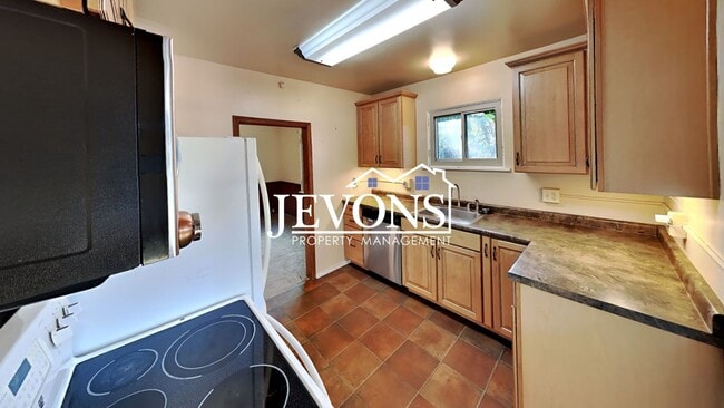 Photo - $895 Rent Credit - Charming 3-bedroom home with washer and dryer, an equipped kitchen, and nearby...