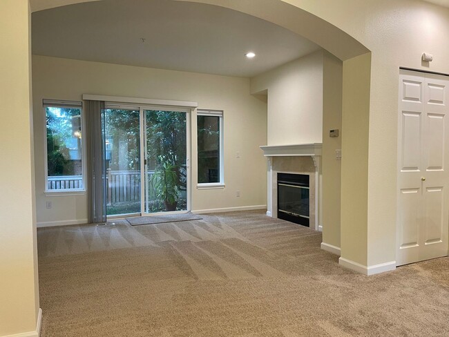 Photo - Bellevue Townhome! 2 Bedroom 2.5 Bathroom!...