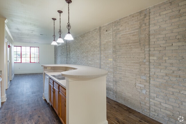 2BR, 2BA - 990SF