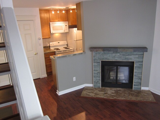 Lofted one bedroom condo, close to everyth... - Lofted one bedroom condo, close to everyth... Unit 2