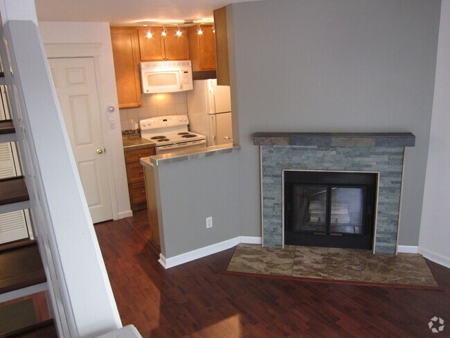 Building Photo - Lofted one bedroom condo, close to everyth... Unit 2