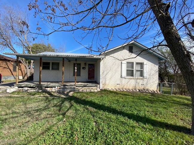 Covered Front Porch / No Carpet / Fridge I... - Covered Front Porch / No Carpet / Fridge I... House