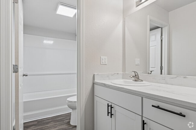San Joaquin 2BR, 2BA - 895SF - Primary Bathroom