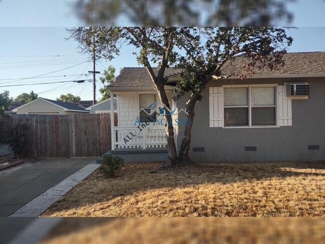 Building Photo - Cute Duplex off of Stockton Blvd
