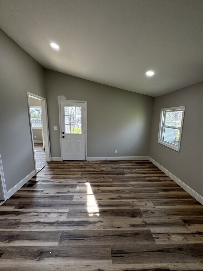 Photo - 118 Bank St Unit B