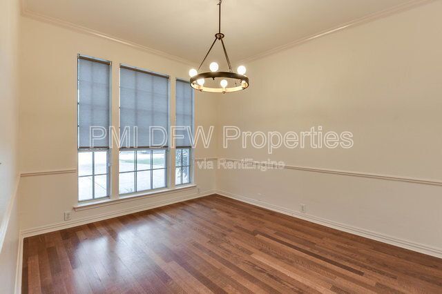 Photo - 6721 Hayling Way