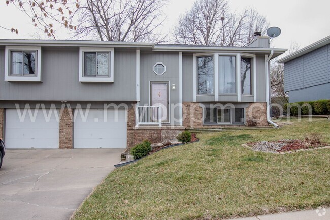 Building Photo - Must See! Well maintained 3 Bedrooms 2.5 B... Rental