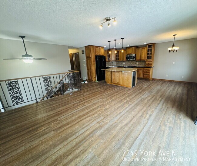 Photo - 7349 York Ave N