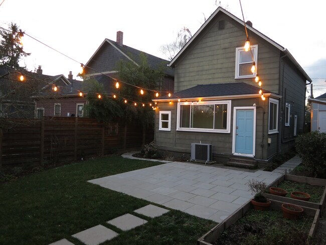 backyard lights - 926 24th Ave S