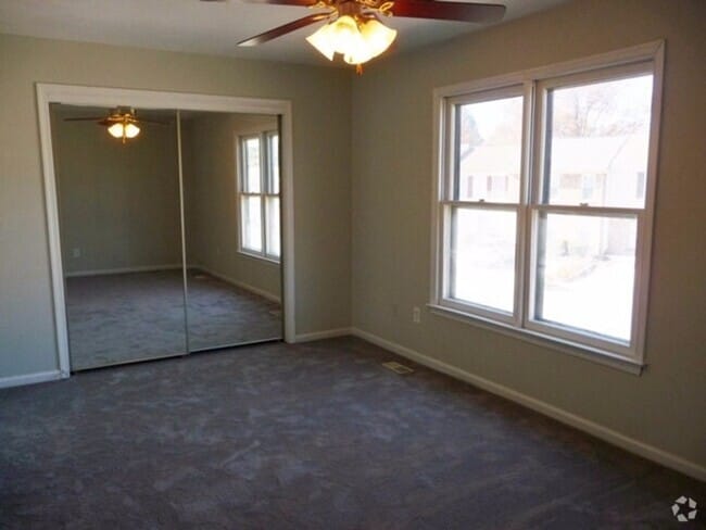 Building Photo - Fully updated townhome located walking dis...