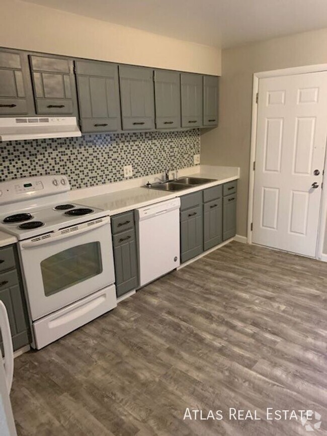 Building Photo - Updated Two Bedroom One Bath! Unit 4 Rental