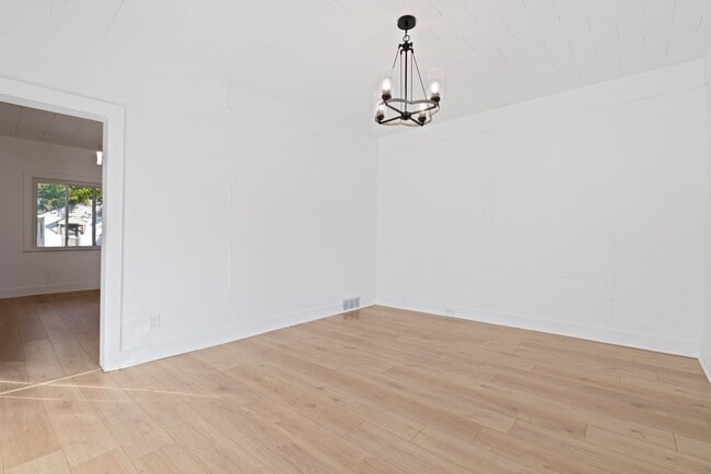 Photo - MOVE IN SPECIAL! SCORE HALF OFF 1ST MONTH'...