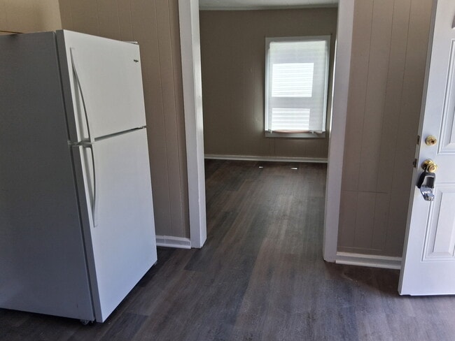 Photo - 2083 Broad St