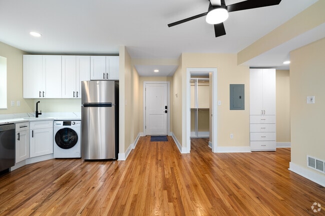 1BR, 1BA - 640SF - 6252 Southwood Ave. Unit 5A