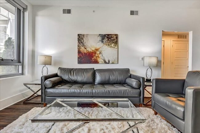 Building Photo - 3005 Peachtree Rd NE Rental