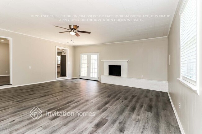Photo - 310 E Huitt Ln