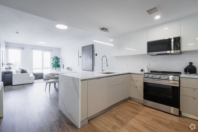 1.5BR, 1BA - 857SF - Kitchen