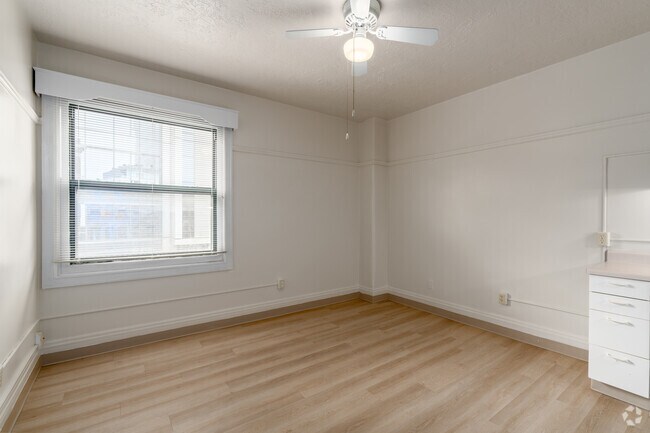 2BR, 1BA - 624SF - Living Room
