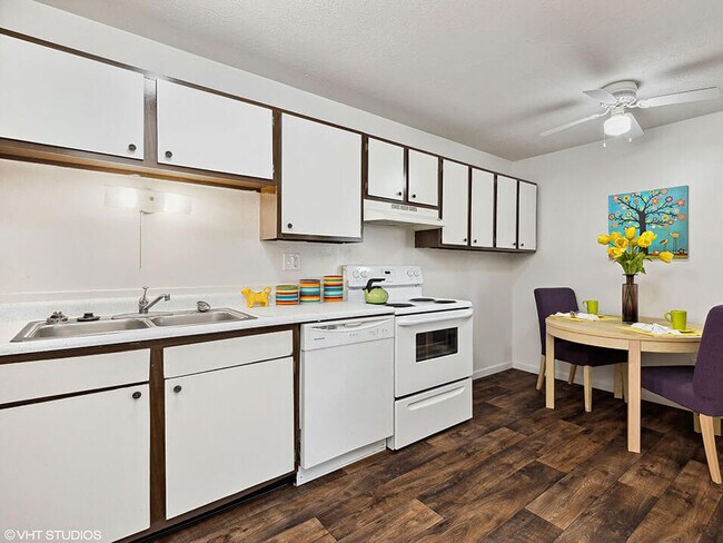 Fully-Equipped Kitchen with Appliances - Meadowrun Apartments