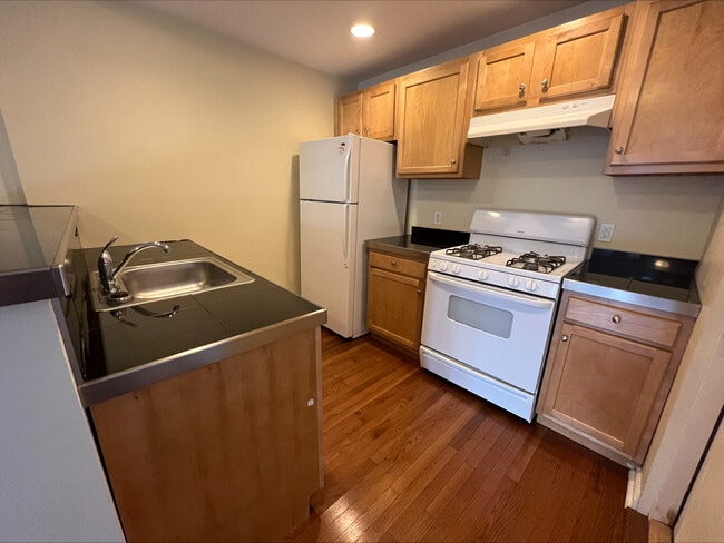 Kitchen - 5309 Wellesley Ave